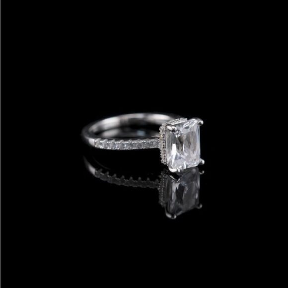 Beautiful White Sapphire Ring - Picture 3 of 7
